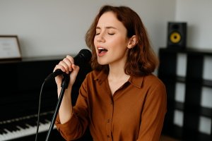 Профессиональное обучение вокалу для новичков и профессионалов в школе SOLO