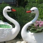 Decorative figurines of swans